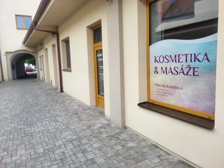 Výloha salonu s označením Kosmetika & Masáže