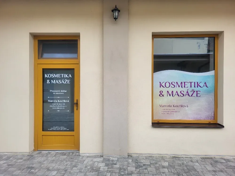 Vstupní dveře a výloha salonu MK Kyjov